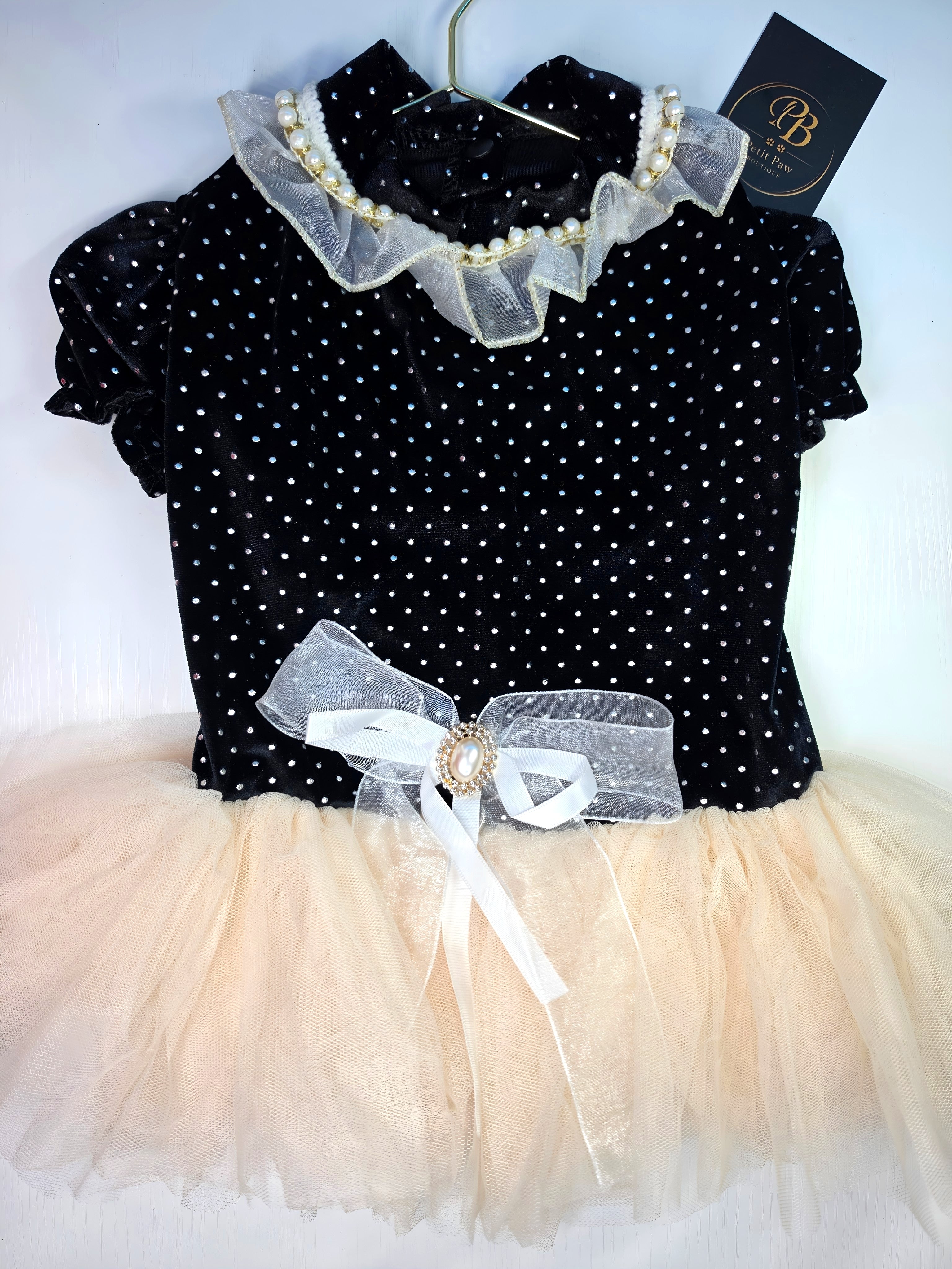 Vestido de Terciopelo Negro con Tutú Crema y Perlas