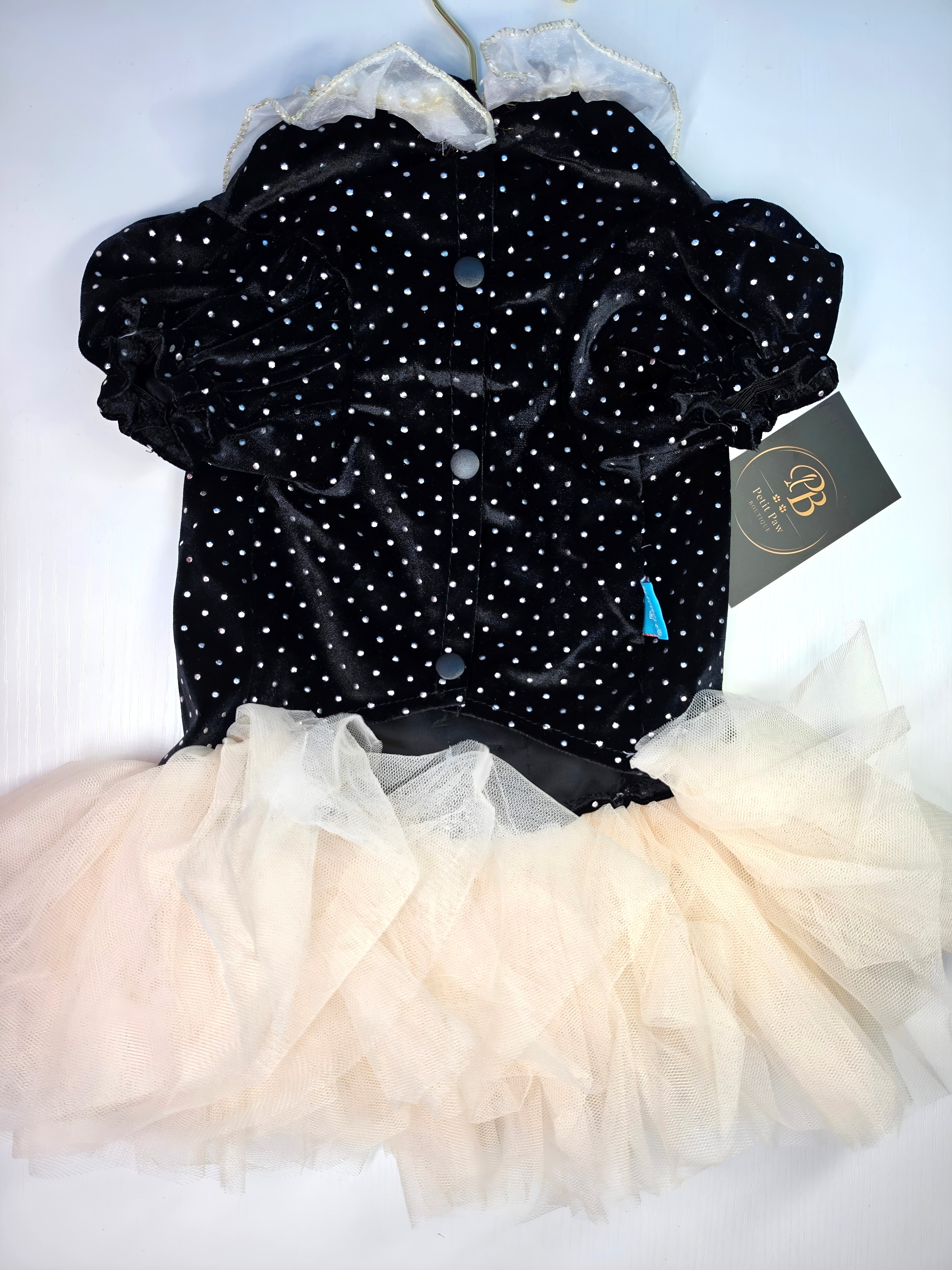 Vestido de Terciopelo Negro con Tutú Crema y Perlas