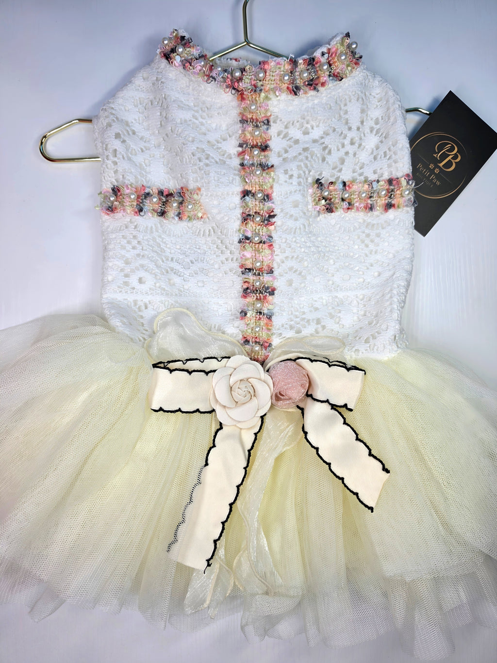 Vestido de Encaje Blanco con Camellia y Tutú Marfil