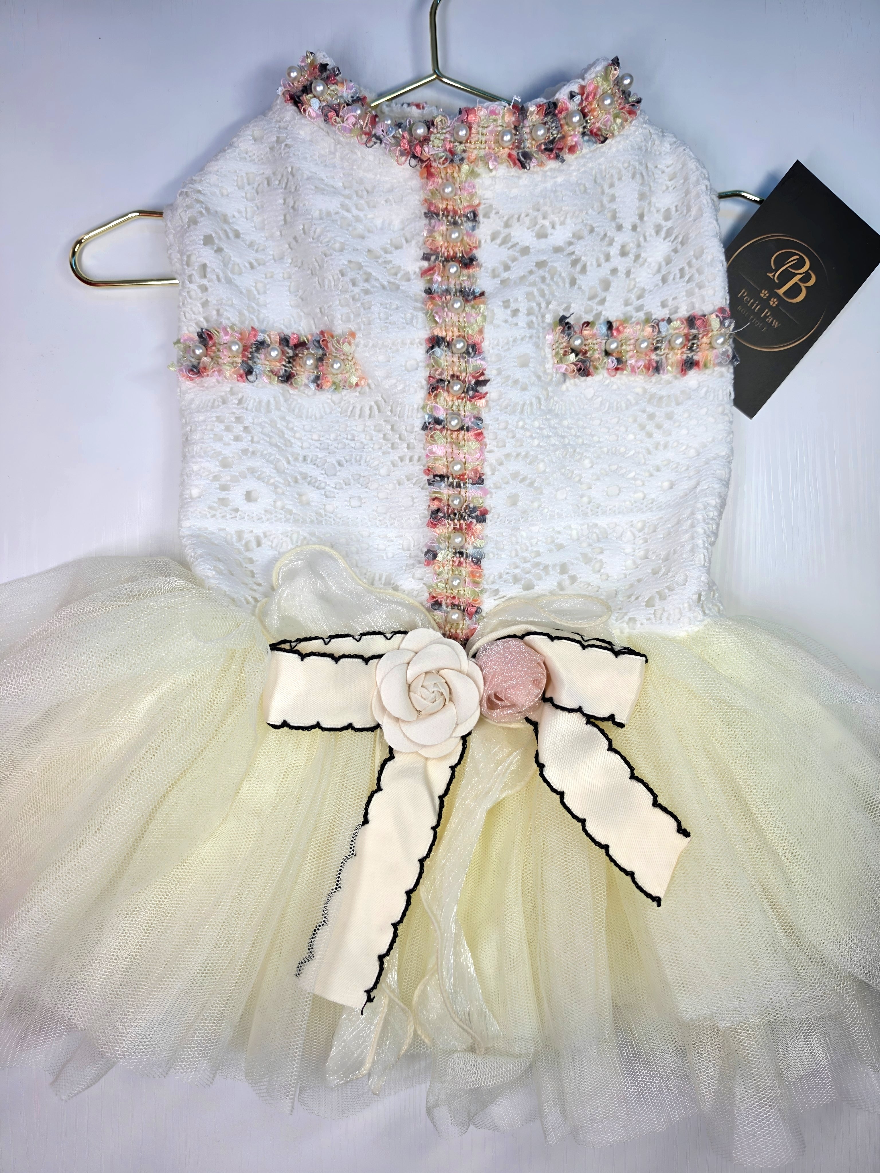 Vestido de Encaje Blanco con Camellia y Tutú Marfil