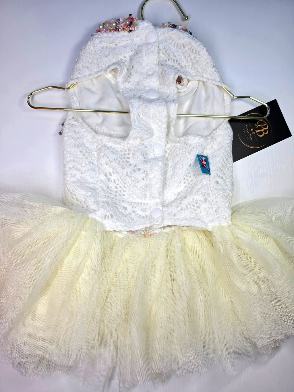 Vestido de Encaje Blanco con Camellia y Tutú Marfil