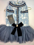 Vestido Azul Floral con Moño de Terciopelo y Perlas