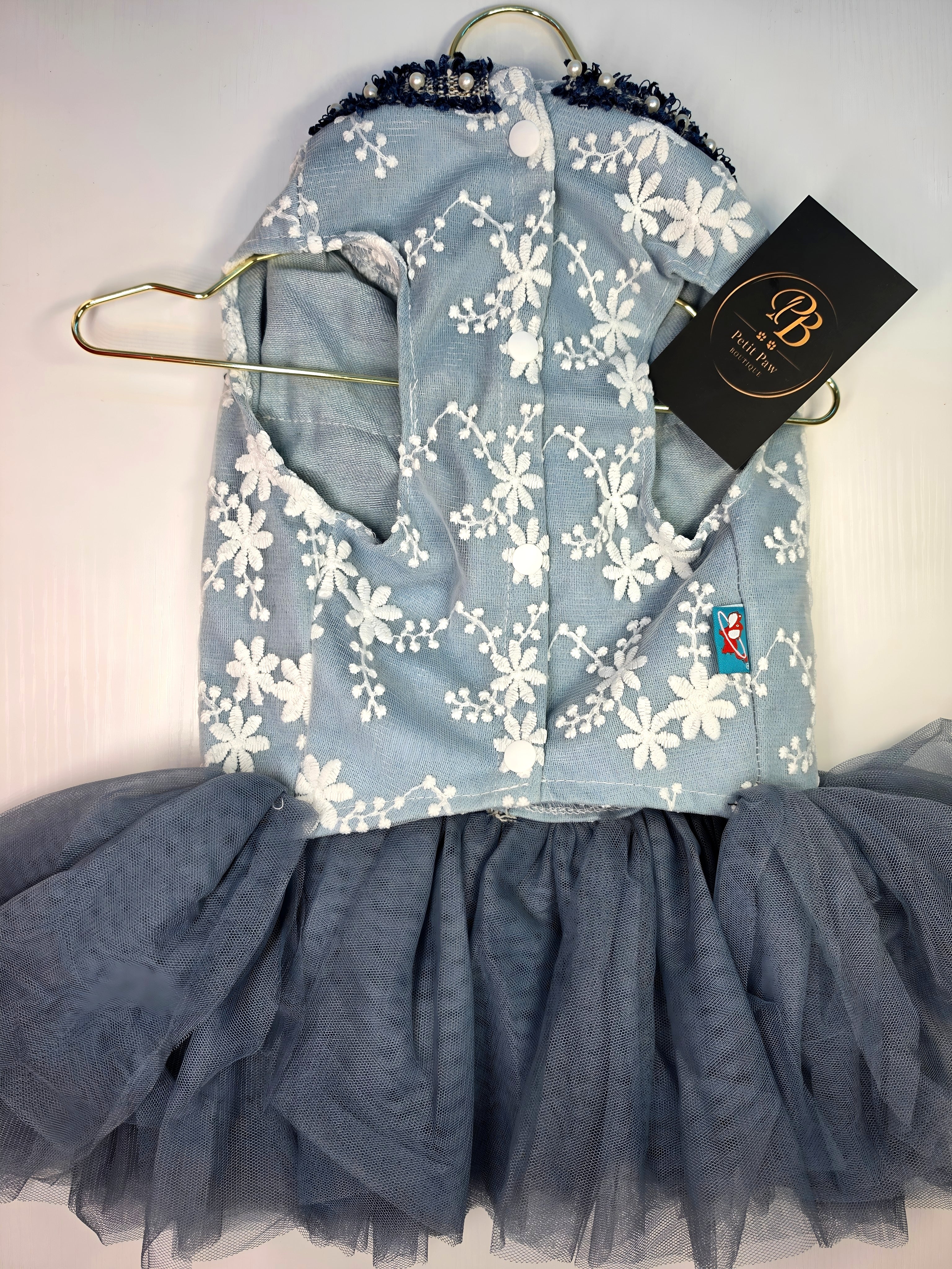 Vestido Azul Floral con Moño de Terciopelo y Perlas