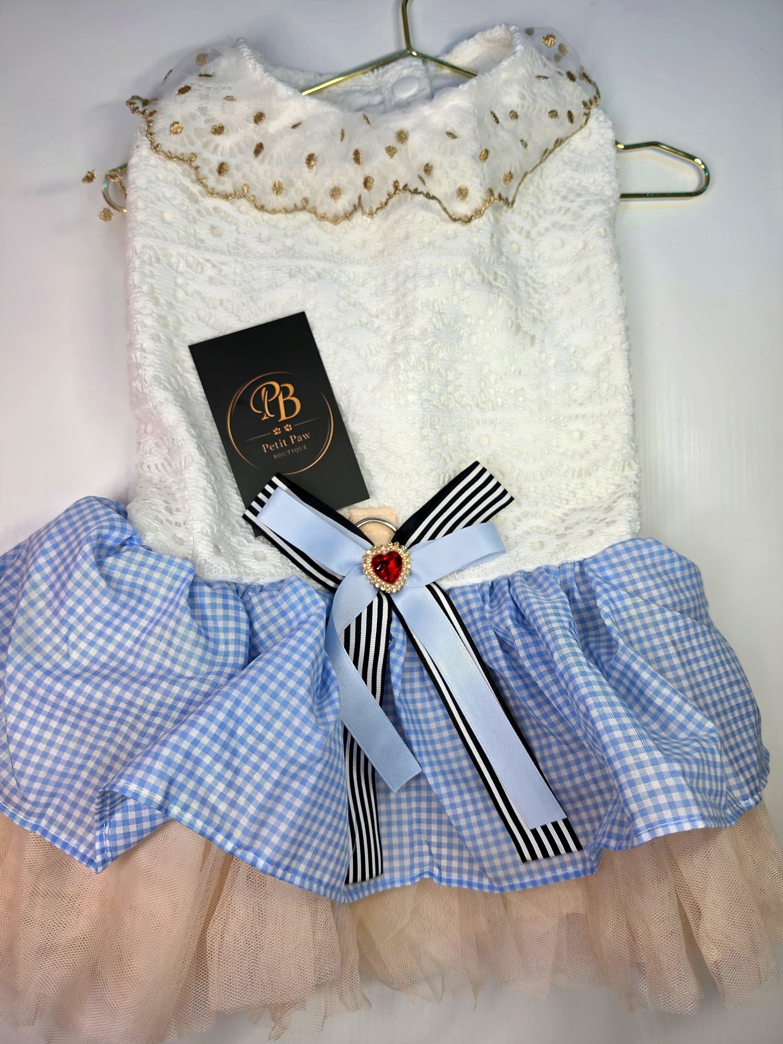 Vestido Pelush Blanco con Falda Vichy y Broche de Corazón