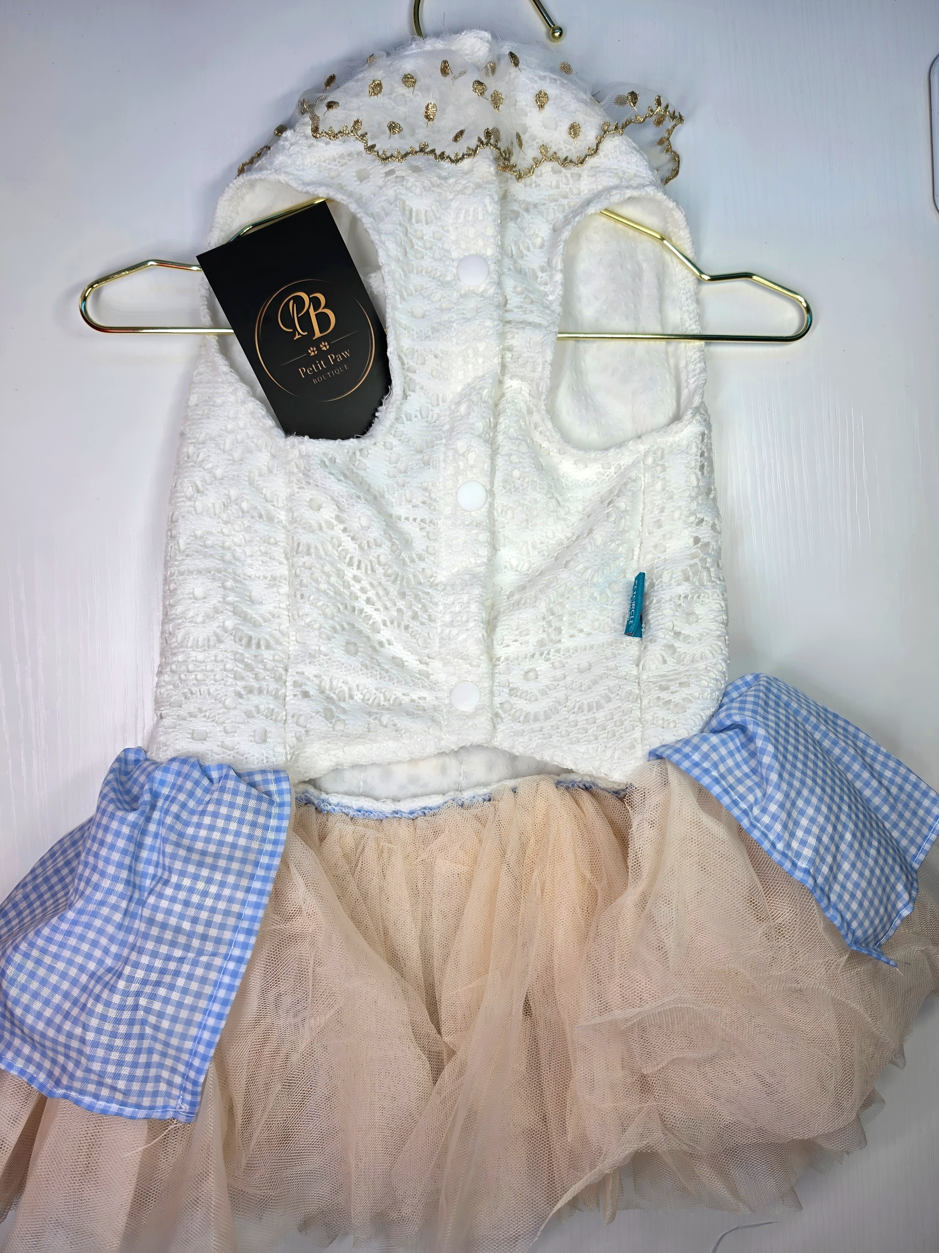 Vestido Pelush Blanco con Falda Vichy y Broche de Corazón