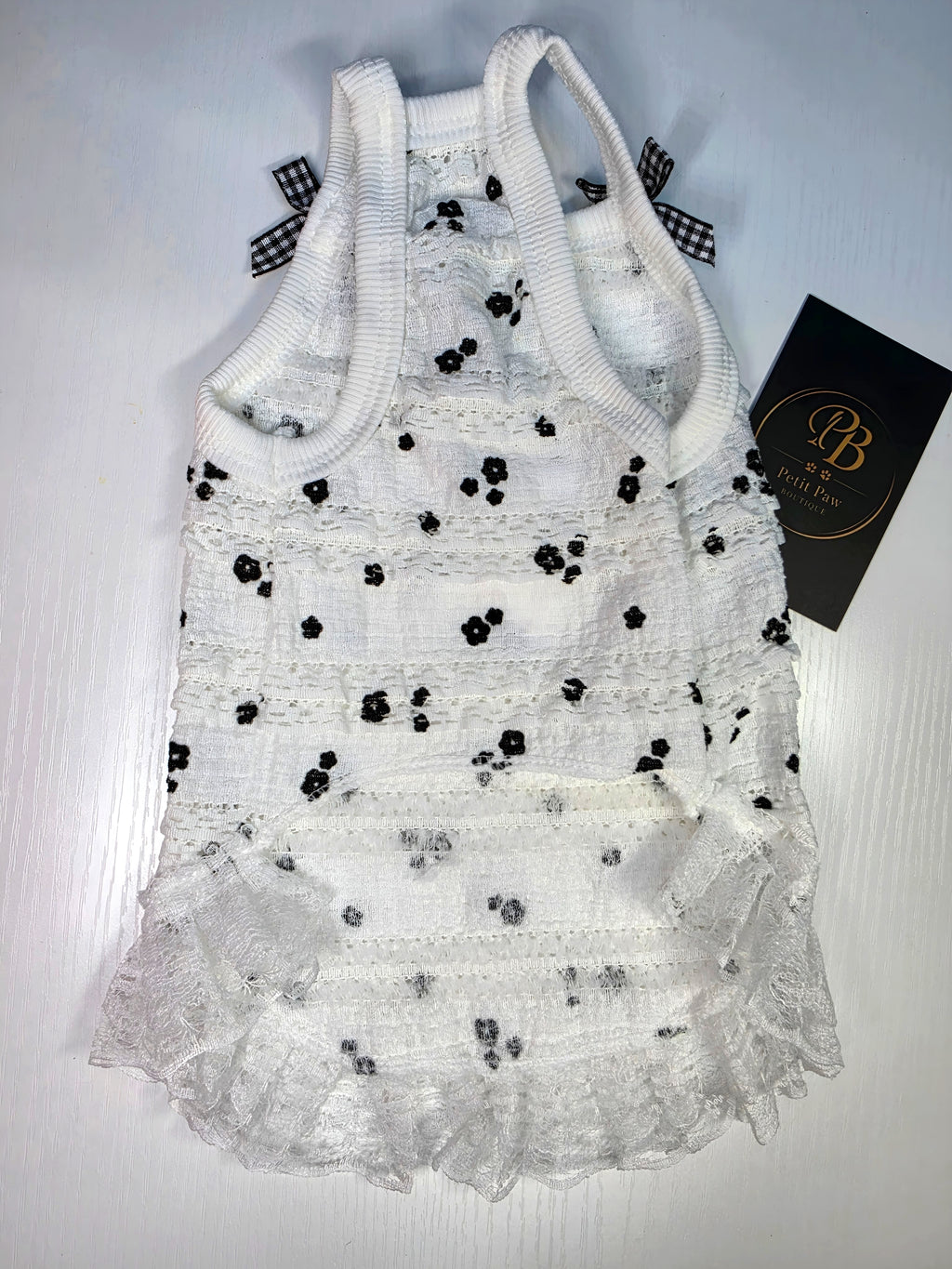 Vestido Tweed Blanco con Flores Negras y Moños Vichy