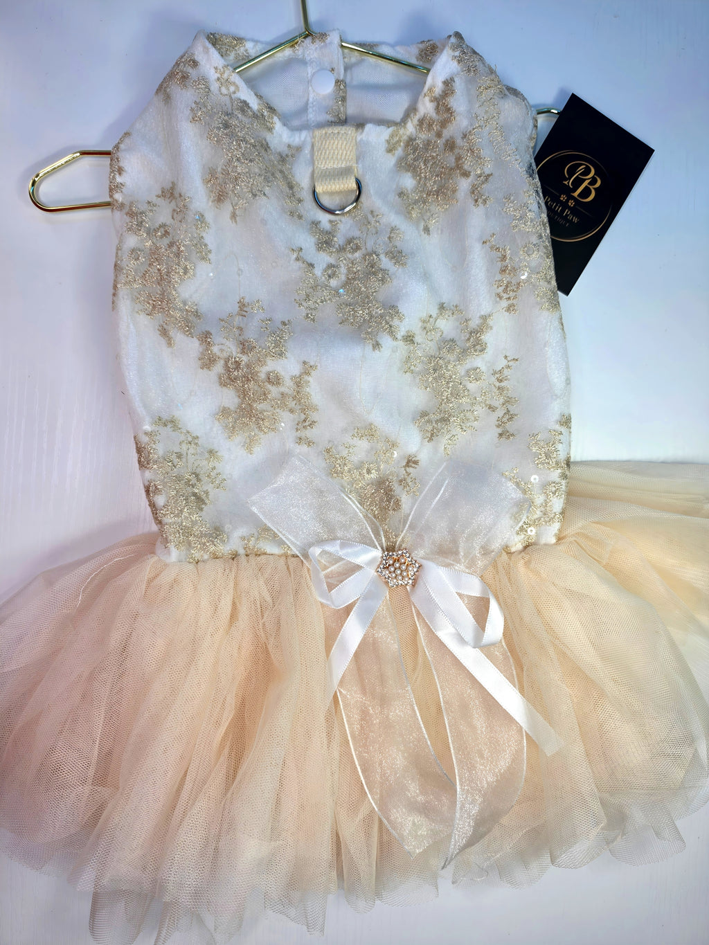 Vestido de Encaje Dorado con Tutú Champagne y Broche de Perlas
