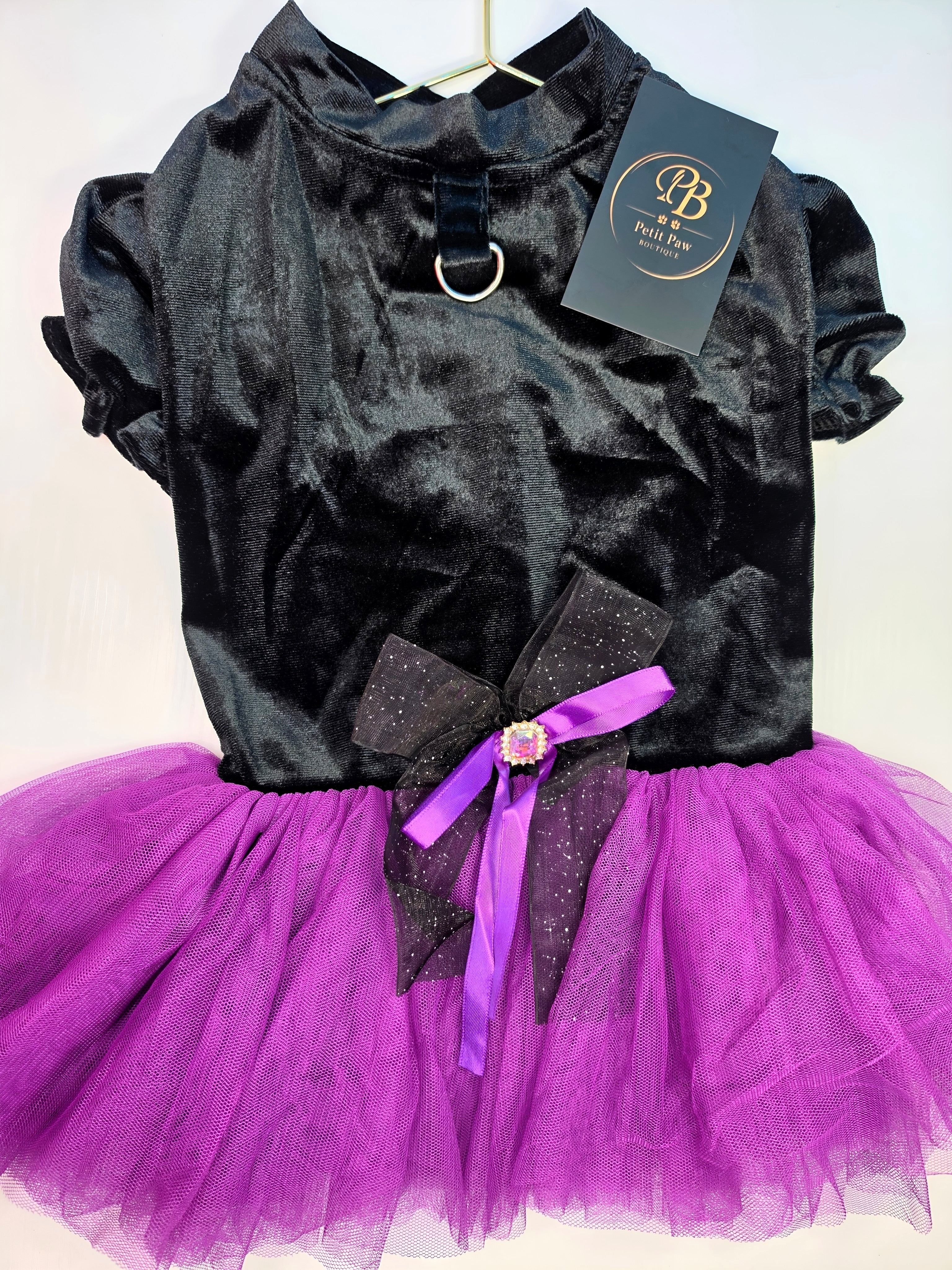 Vestido de Terciopelo Negro con Tutú Morado y Broche de Gema