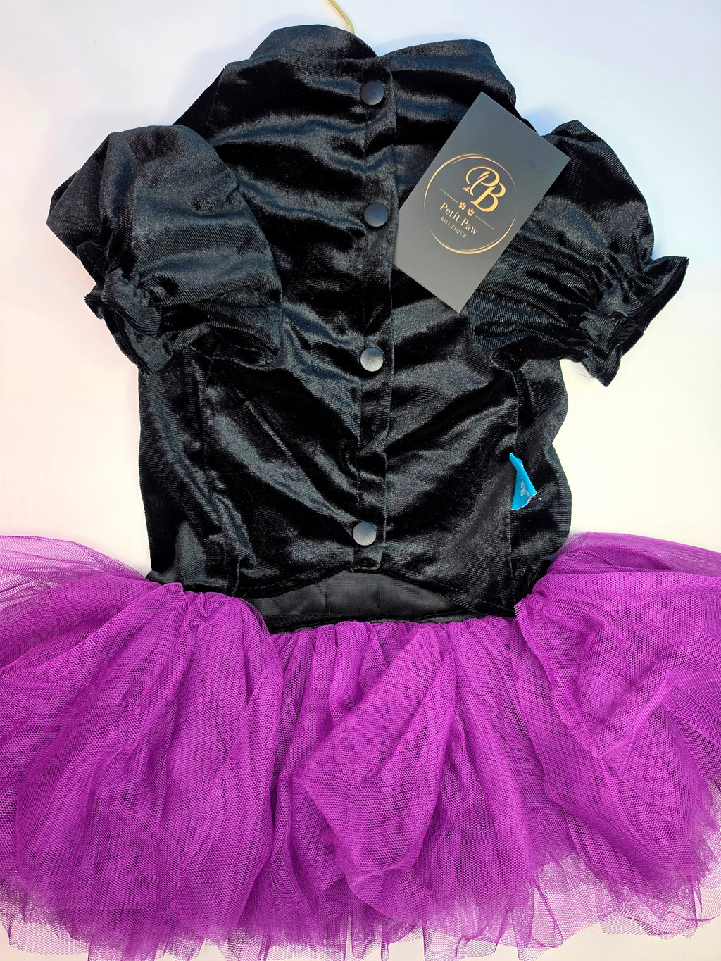 Vestido de Terciopelo Negro con Tutú Morado y Broche de Gema
