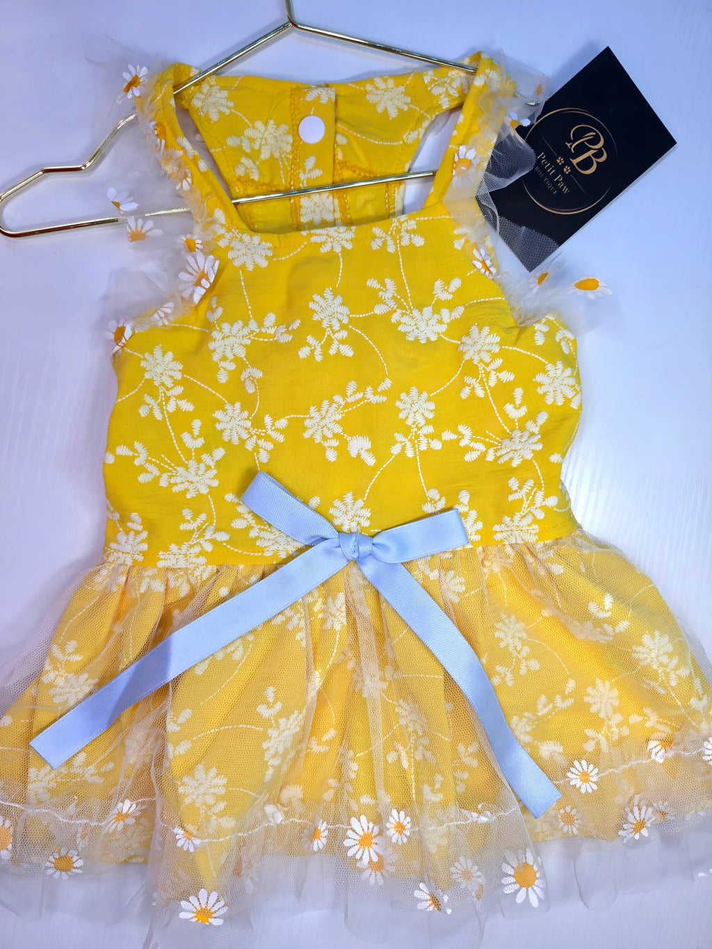 Vestido Amarillo con Margaritas Bordadas y Moño Celeste