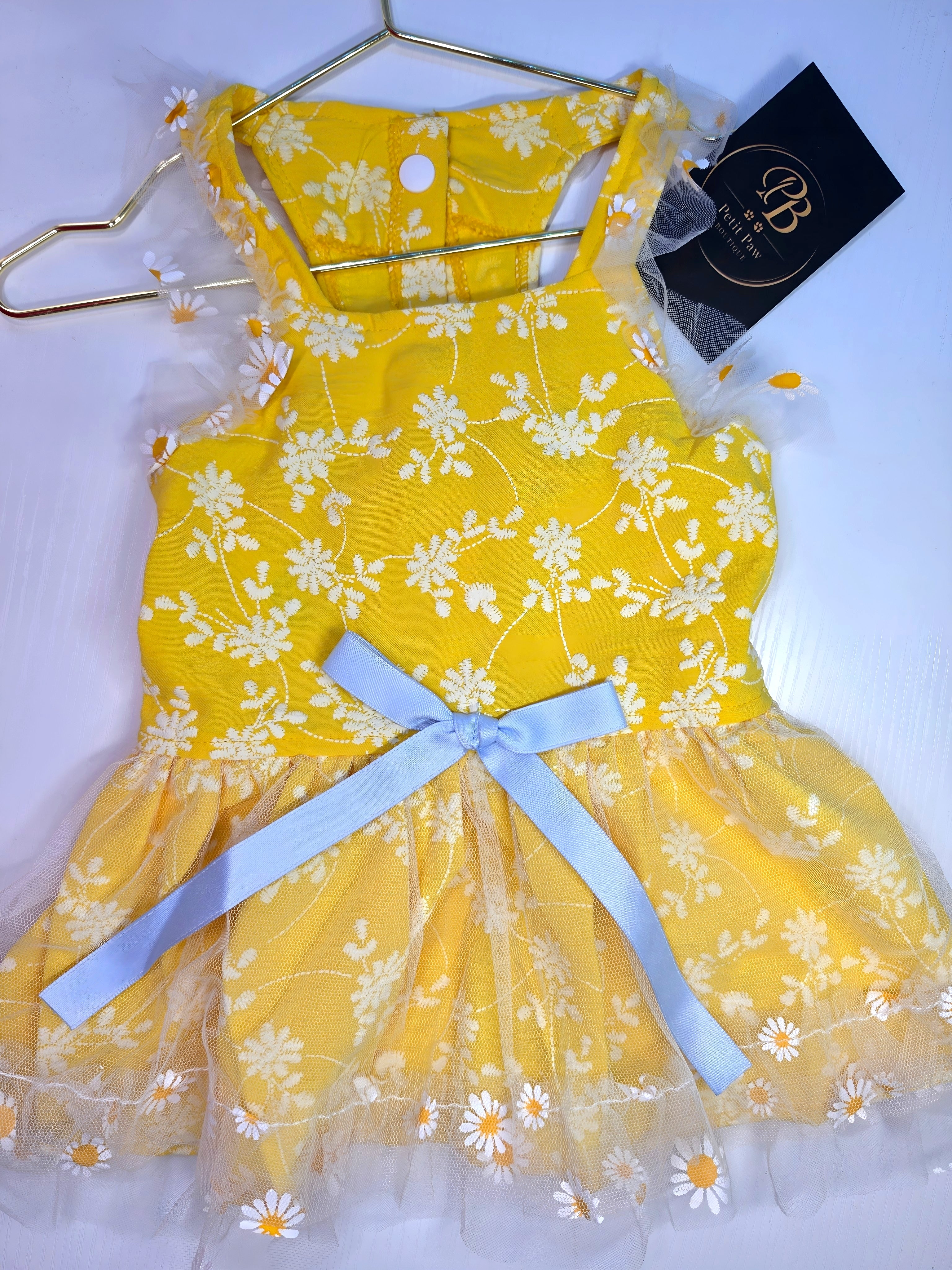 Vestido Amarillo con Margaritas Bordadas y Moño Celeste