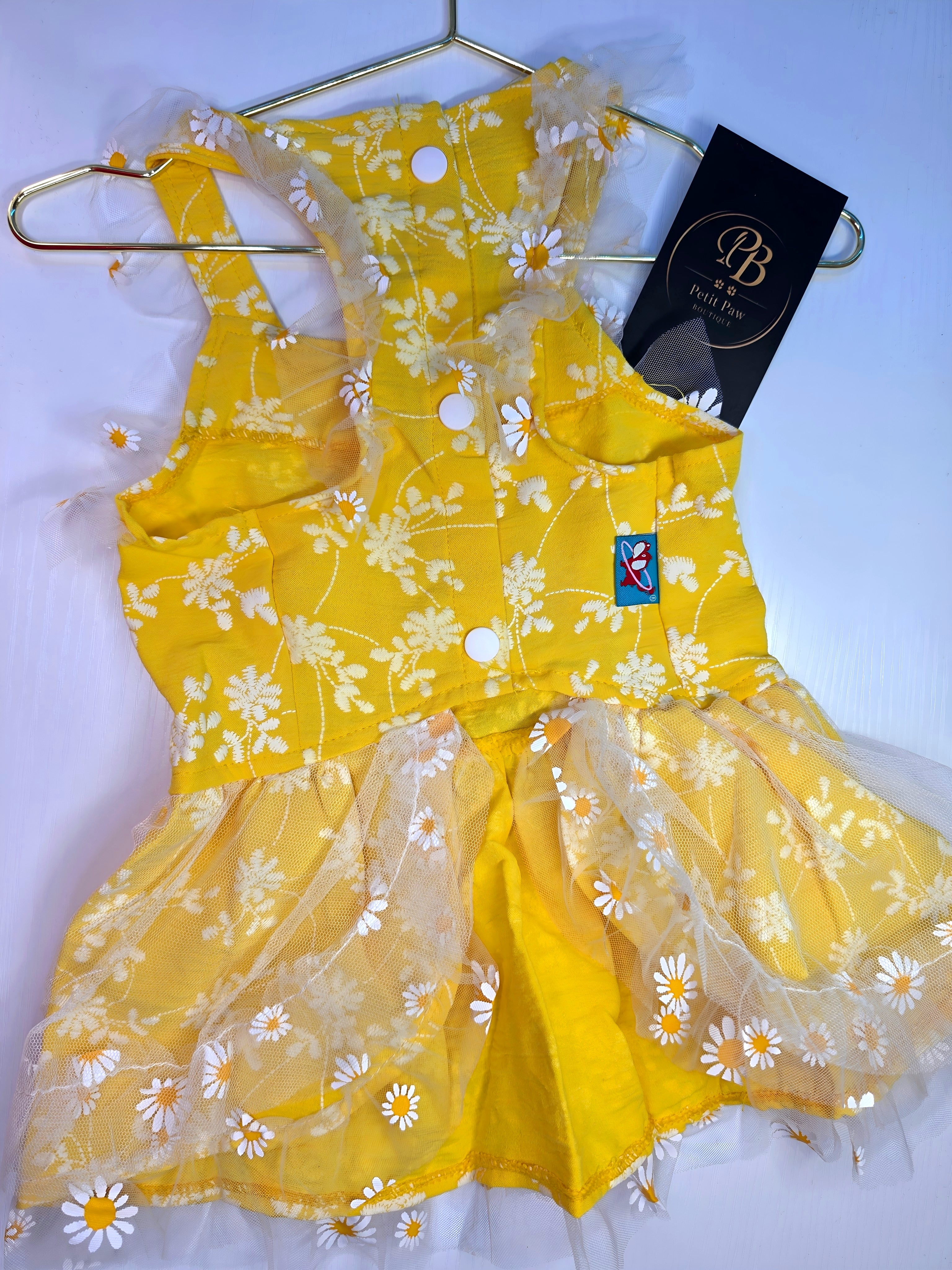 Vestido Amarillo con Margaritas Bordadas y Moño Celeste