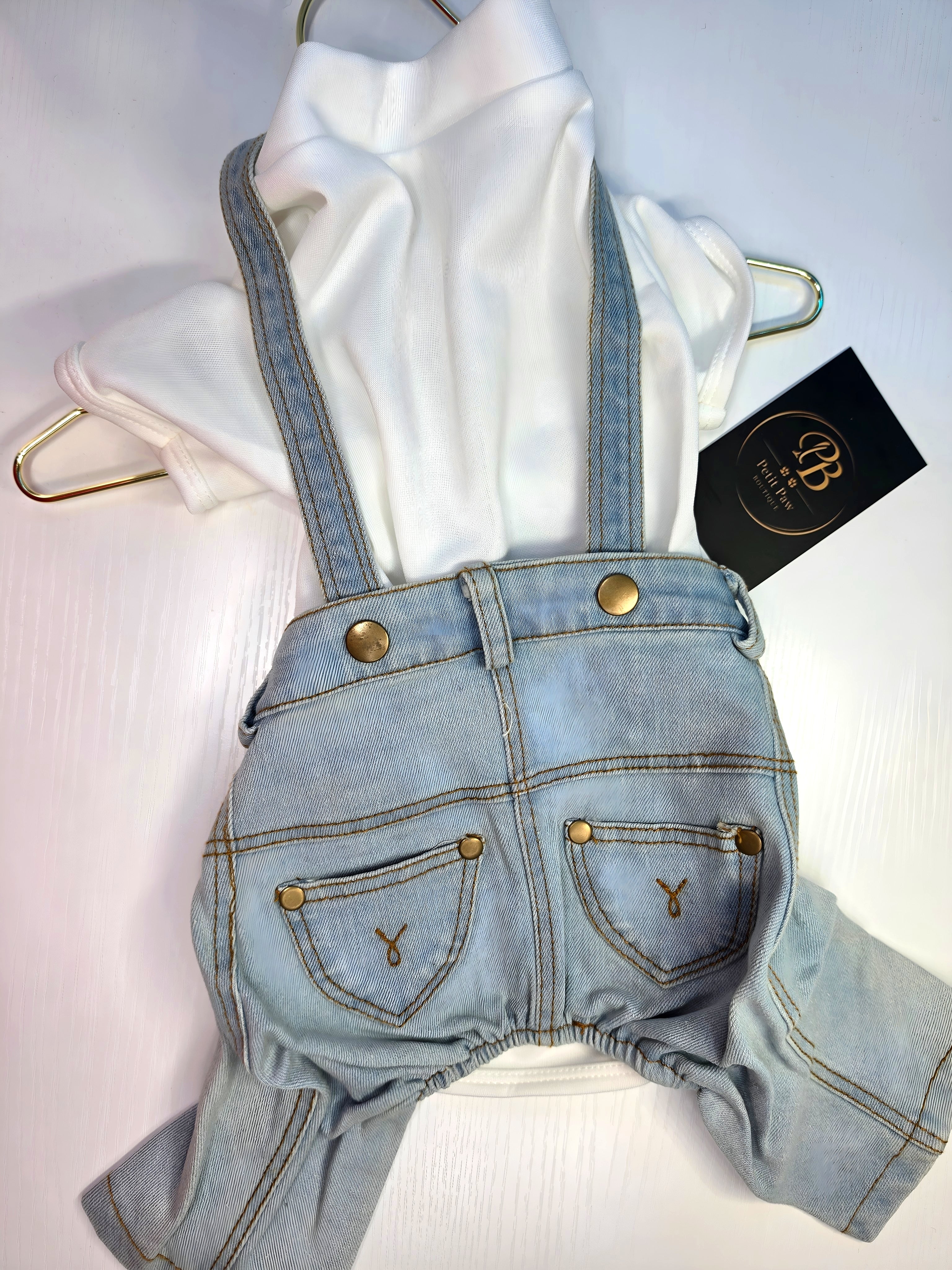 Overol de Denim con Volantes y Body Blanco