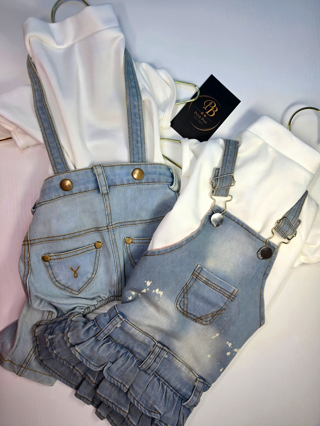 Overol de Denim con Volantes y Body Blanco