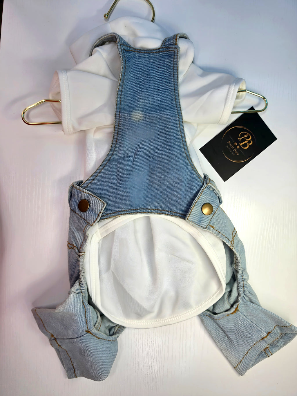 Overol de Denim con Volantes y Body Blanco