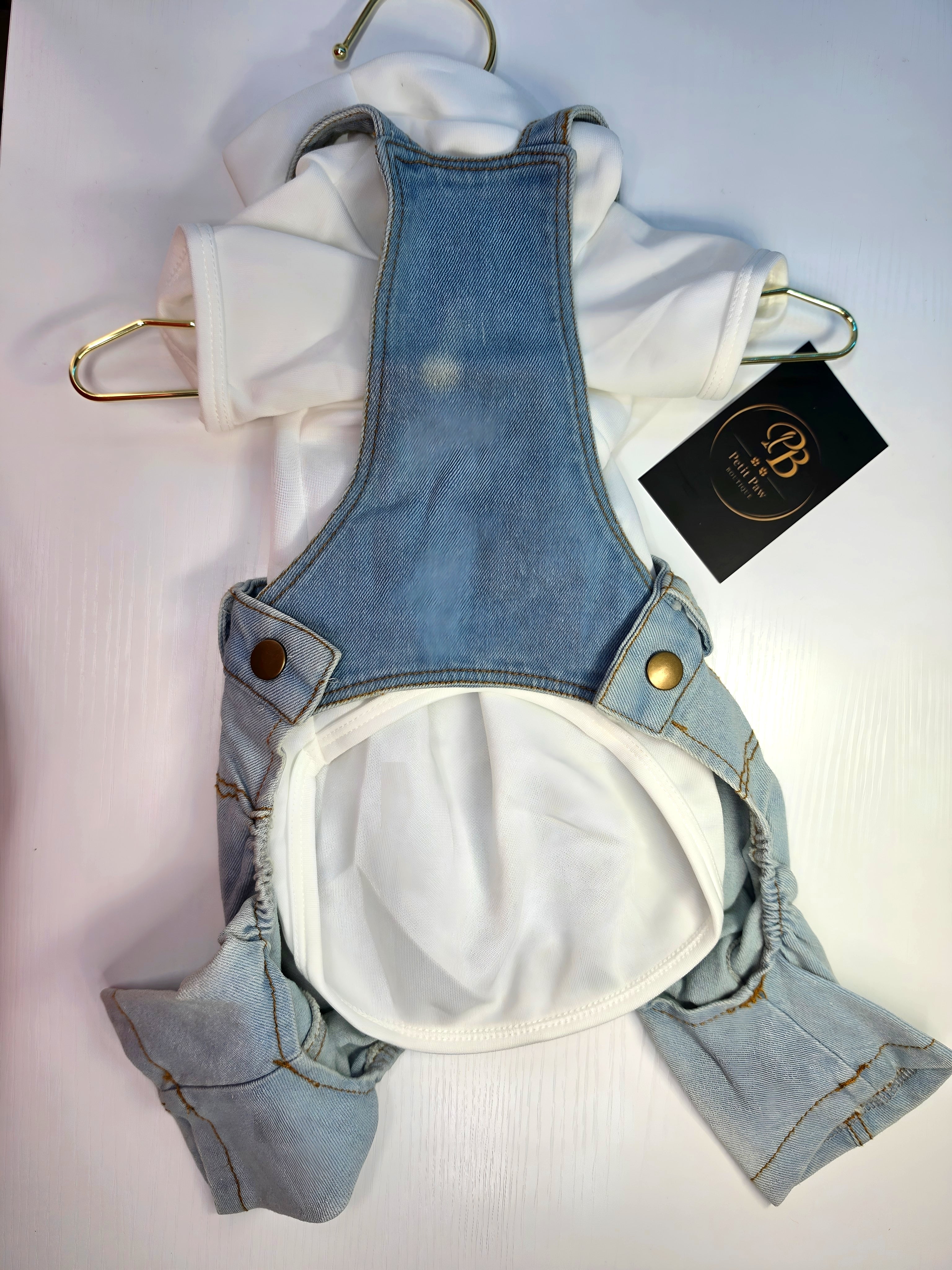 Overol de Denim con Volantes y Body Blanco